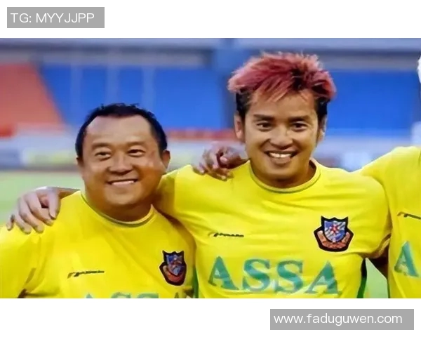 曾志伟与足球明星亲密合影展现友谊与激情的瞬间 曾志伟与足球明星亲密合影展现友谊与激情的瞬间